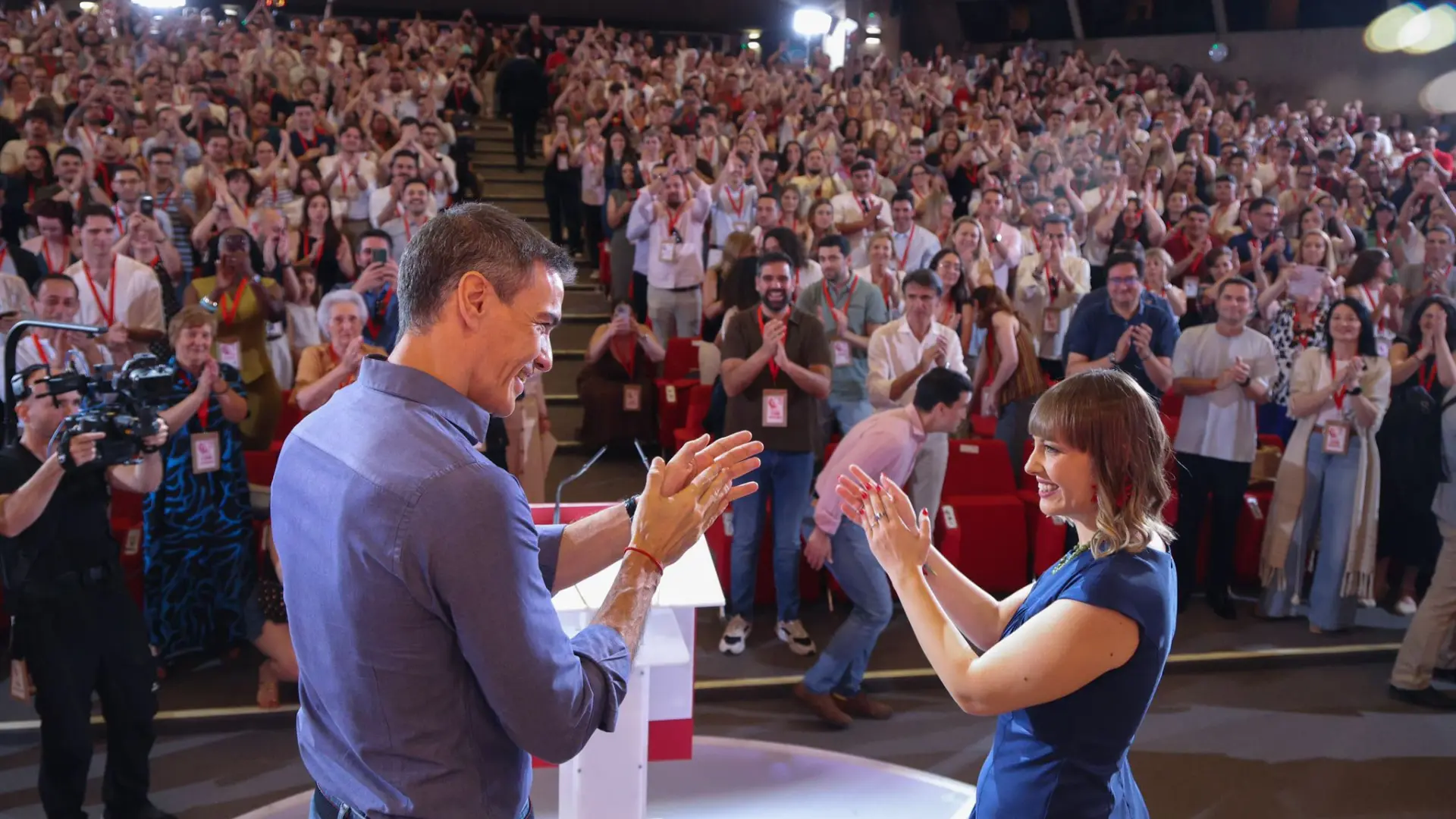 La líder de las Juventudes del PSOE advierte a los "pijos de salón que desprecian al pueblo" que los socialistas "no bajan los brazos"