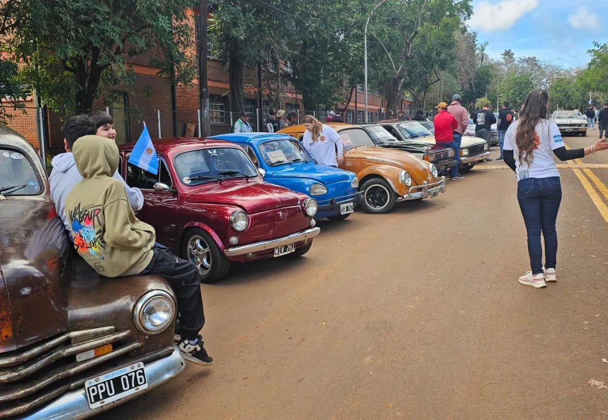 Emotivo encuentro de autos clásicos en Jardín América