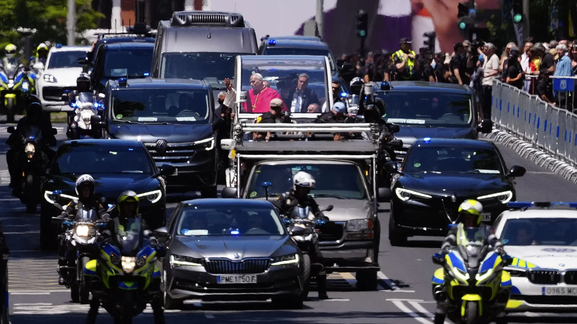 Así ha sido el primer paseo de León XIV en papamóvil por las calles de Madrid y que ha desatado la locura de miles de personas