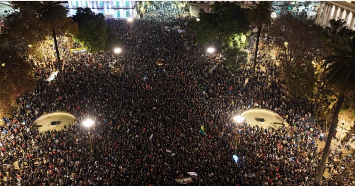 Masiva movilización en la "misa" de despedida de los fanáticos en Plaza de Mayo