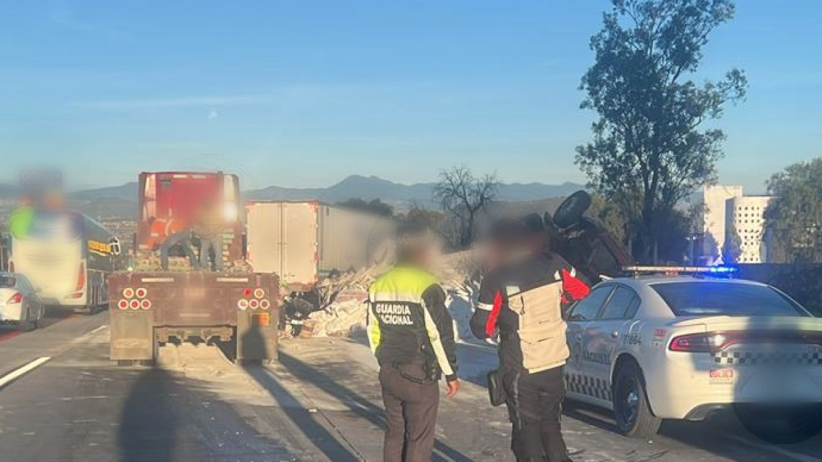 Vuelca un tráiler cargado con 17 toneladas de cemento y cal en la México