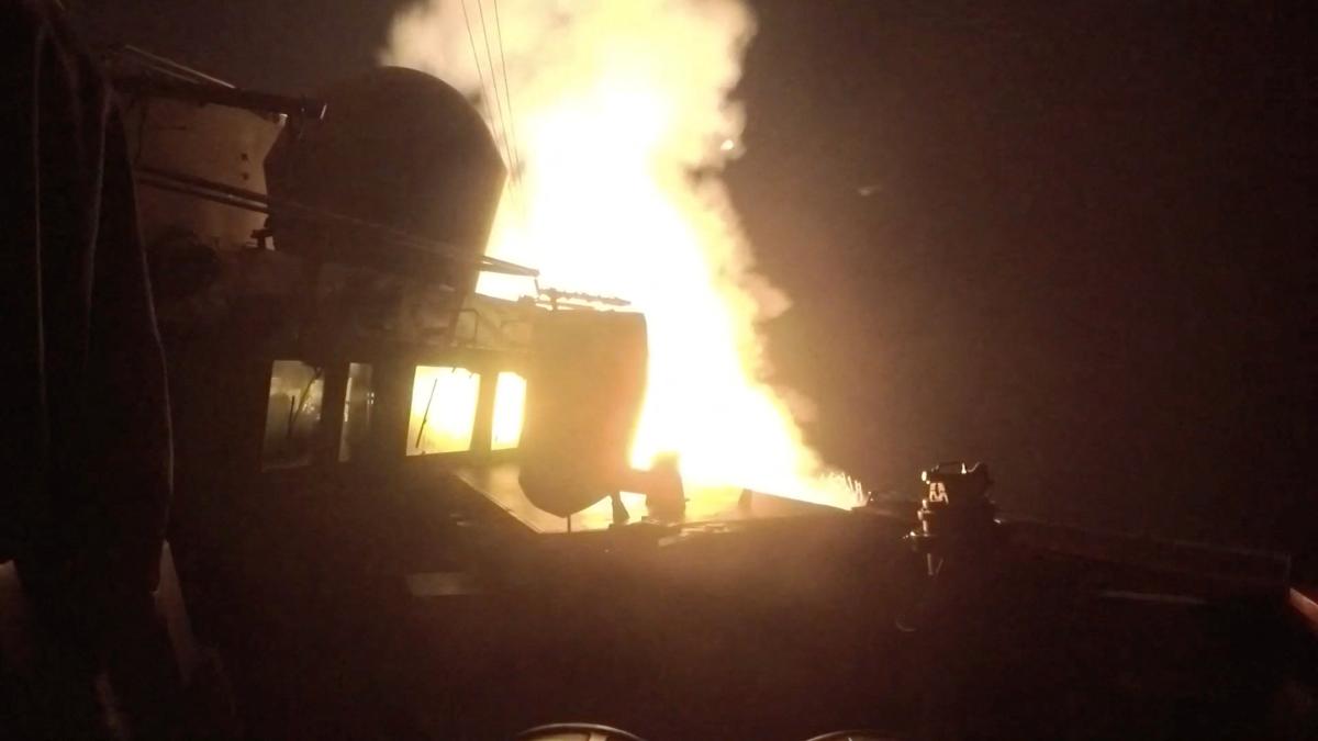 Irán ataca cuartel general de la 5ª Flota estadunidense en Baréin; EU niega cierre de Ormuz
