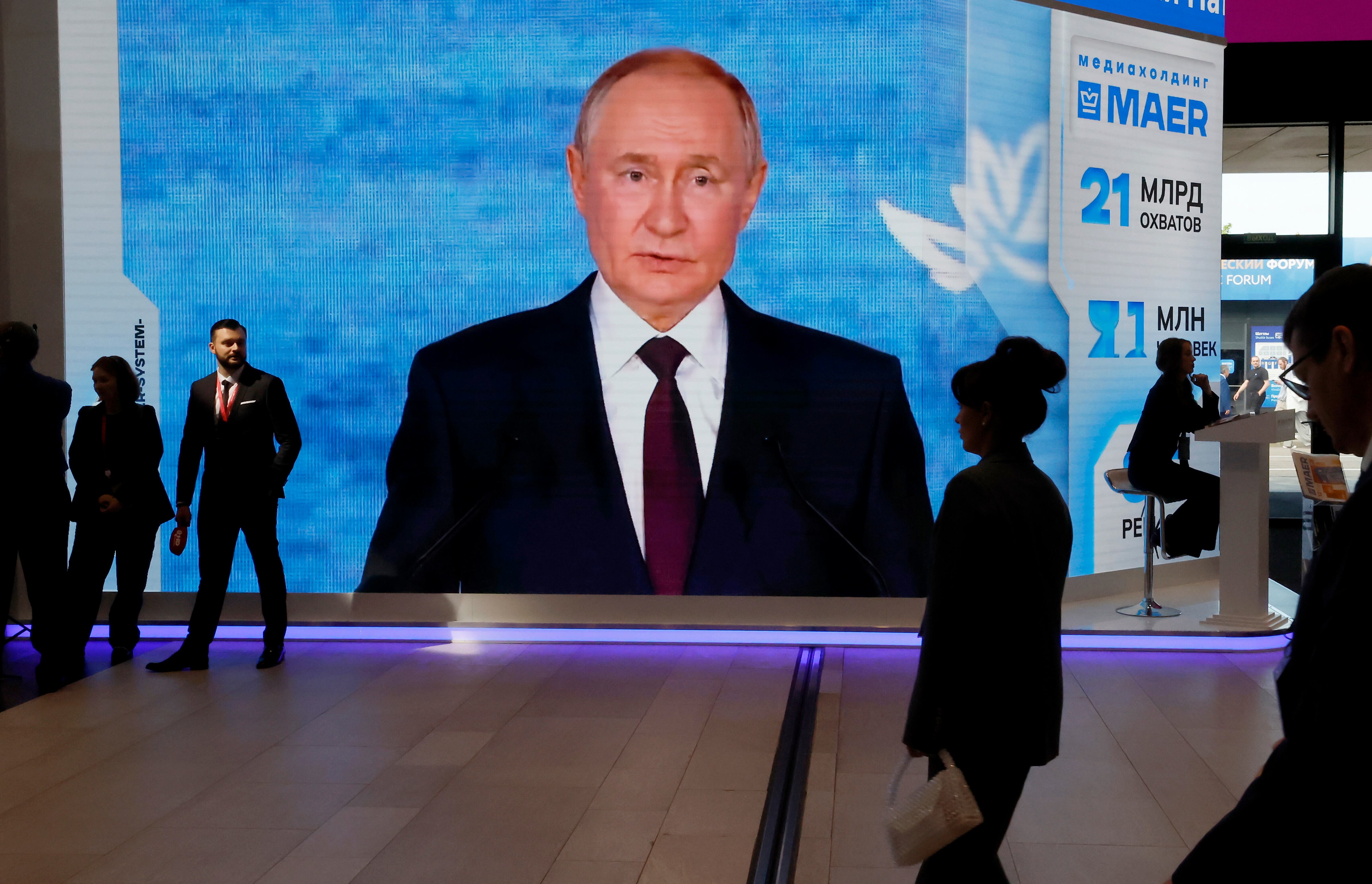 Ultraderecha alemana, Steven Seagal y una delegación 'fantasma' de Trump: Putin exhibe su poder blando en San Petersburgo