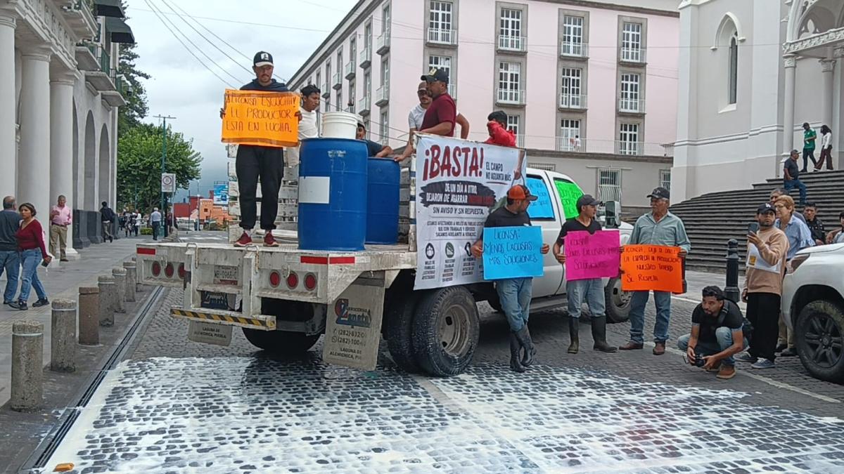 Productores de leche bloquean Xalapa; regalan miles de litros ante crisis