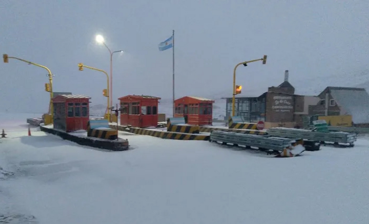 Después de intensas nevadas, reabre el paso fronterizo a Chile