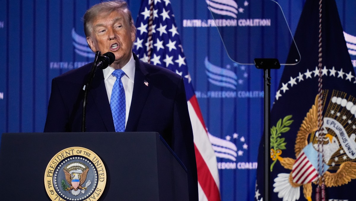 Trump asegura que Irán solicitó una reunión para martes en Doha