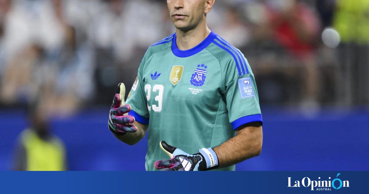 Dibu Martínez reveló que decidió no operarse del dedo para poder atajar el Mundial con la Selección Argentina