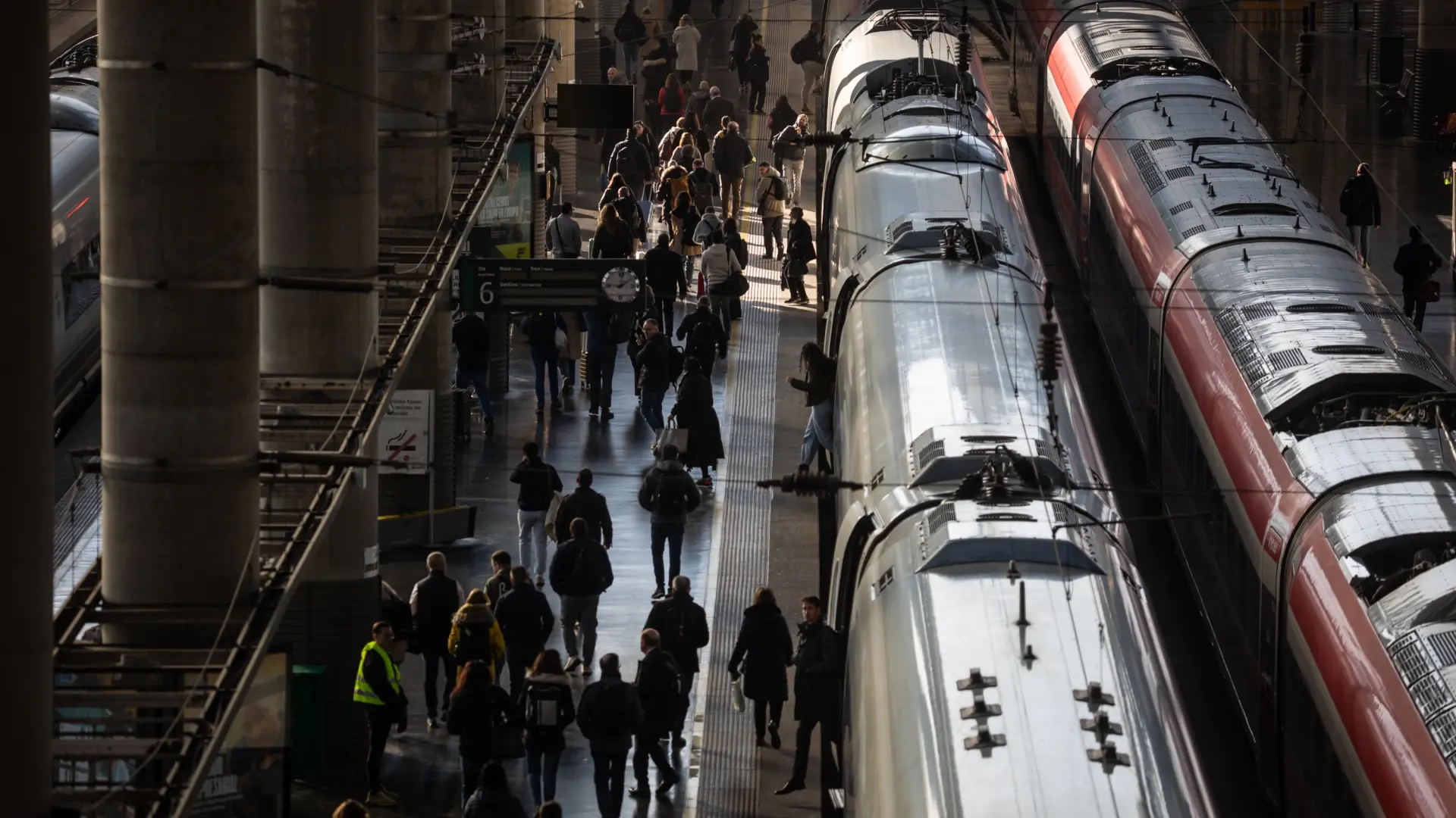 Evitan un intento de suicidio en las vías en Atocha que ha provocado un leve corte de tráfico de trenes