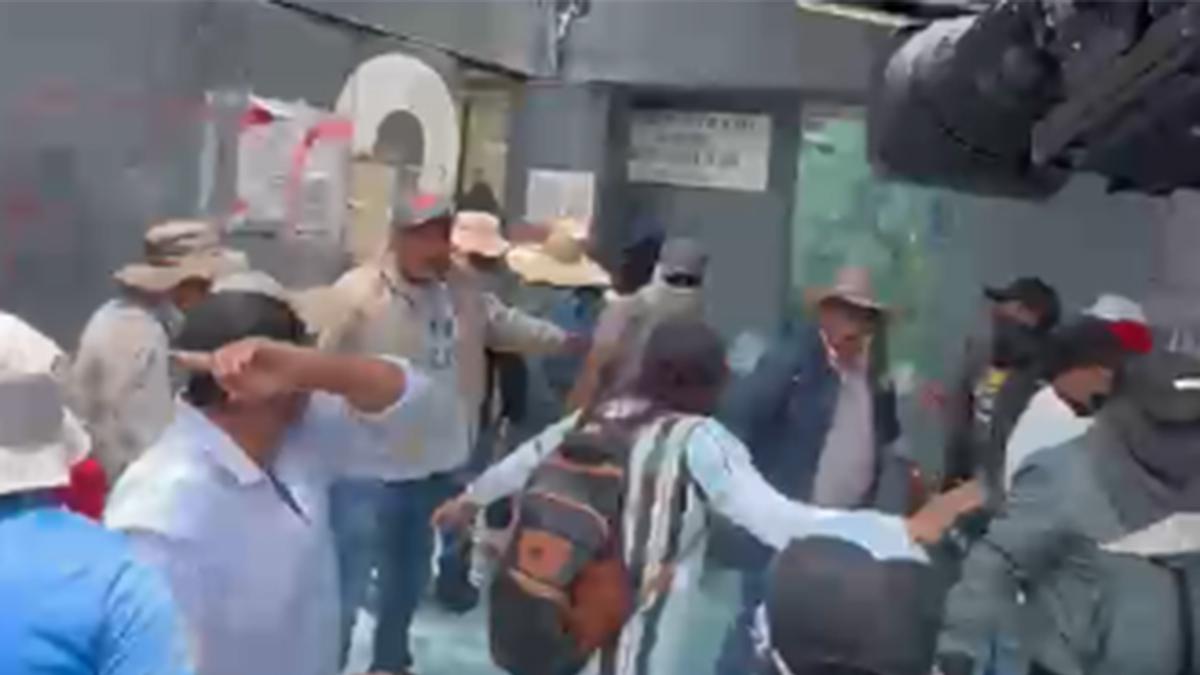 Presuntos integrantes de la CNTE entran y hacen destrozos en la SEP al sur de CDMX