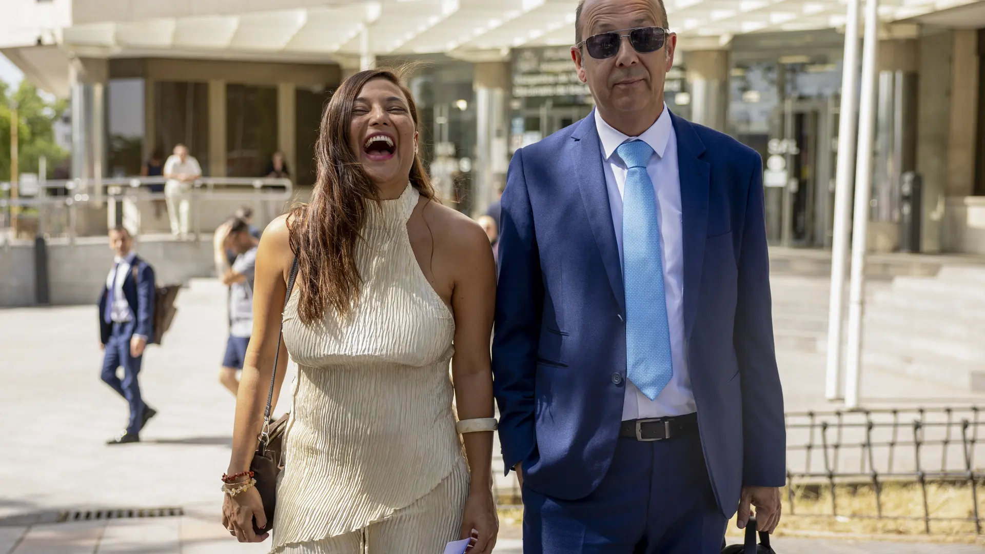 Elisa Mouliáa voló de Dubai a Lisboa para entrar en España por carretera: sube un vídeo haciendo una 'peineta' en un descapotable