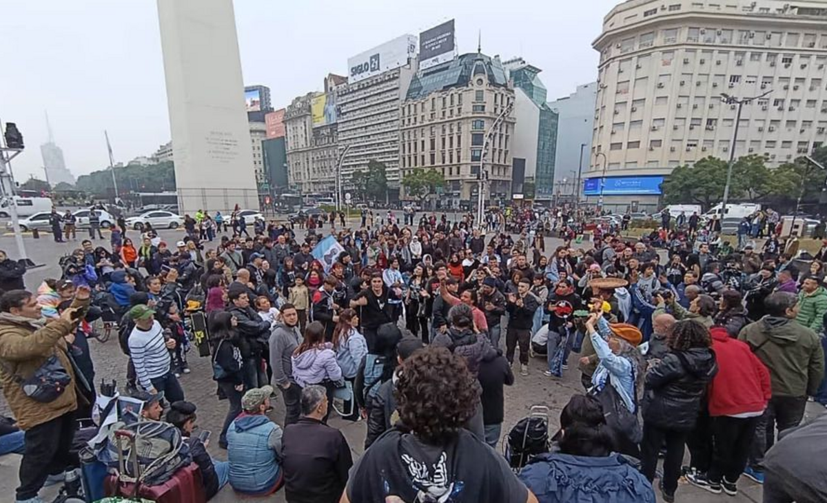 Banderazo en homenaje al Indio Solari: la policía tiró gases pimienta y hay 8 detenidos