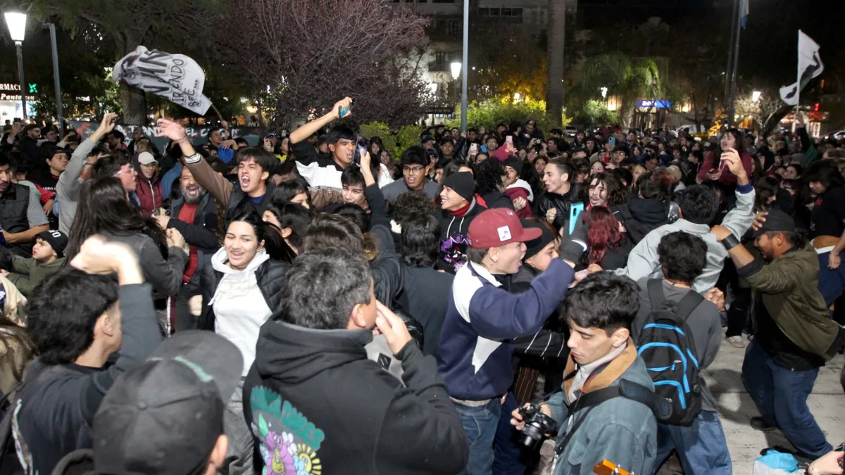 Con pogo, banderas y mucha emoción: así despidieron los sanjuaninos al Indio Solari en Plaza 25