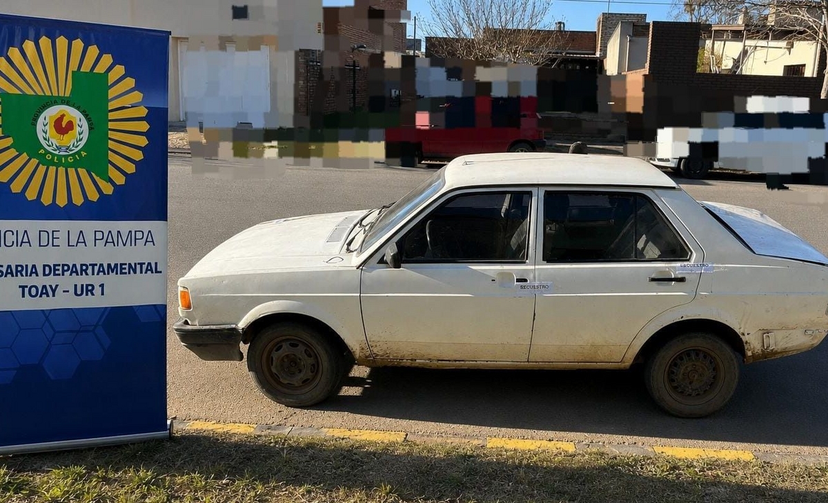 Iba por la calle, le mostraron un arma, y los denunció a la Policía
