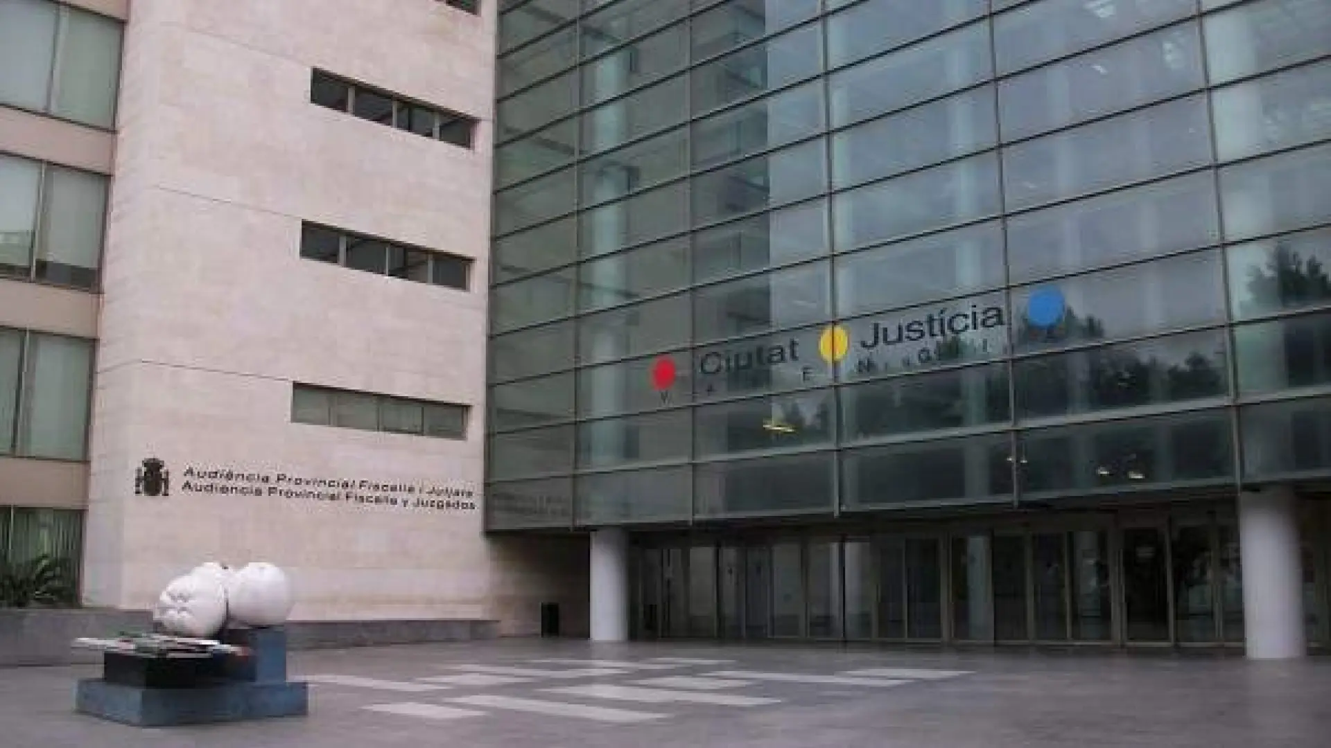 El novio menor de una mujer ayuda a que la violen para saldar su deuda por cocaína