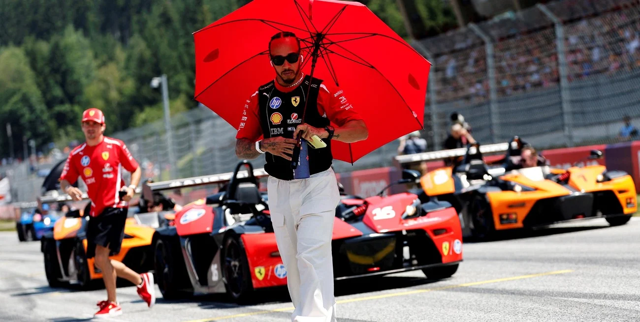 Hamilton vuelve a casa vestido de rojo: Silverstone espera al ídolo con una nueva historia por escribir