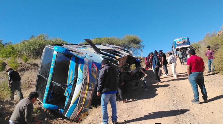 Un bus vuelca cerca de Capinota por evitar un punto de bloqueo