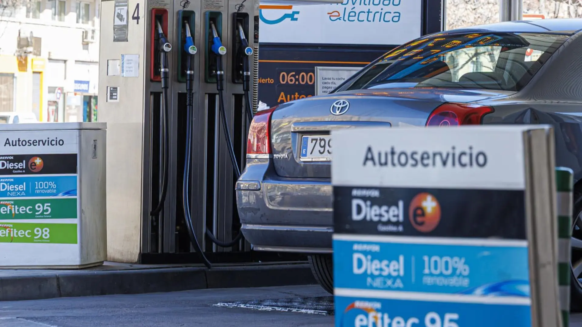 Las estaciones de servicio advierten: los consumidores pagarán más por la gasolina desde este miércoles a pesar de la ayuda de 15 céntimos