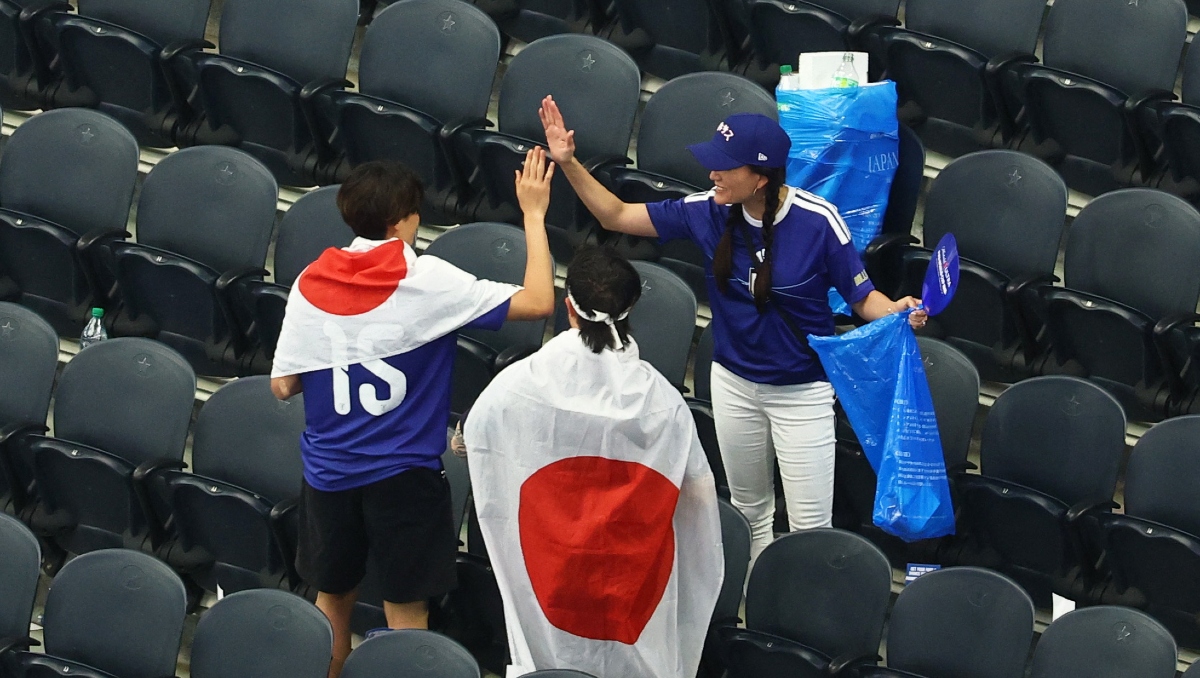 Entrenador de Japón explica la tradición de limpiar los estadios