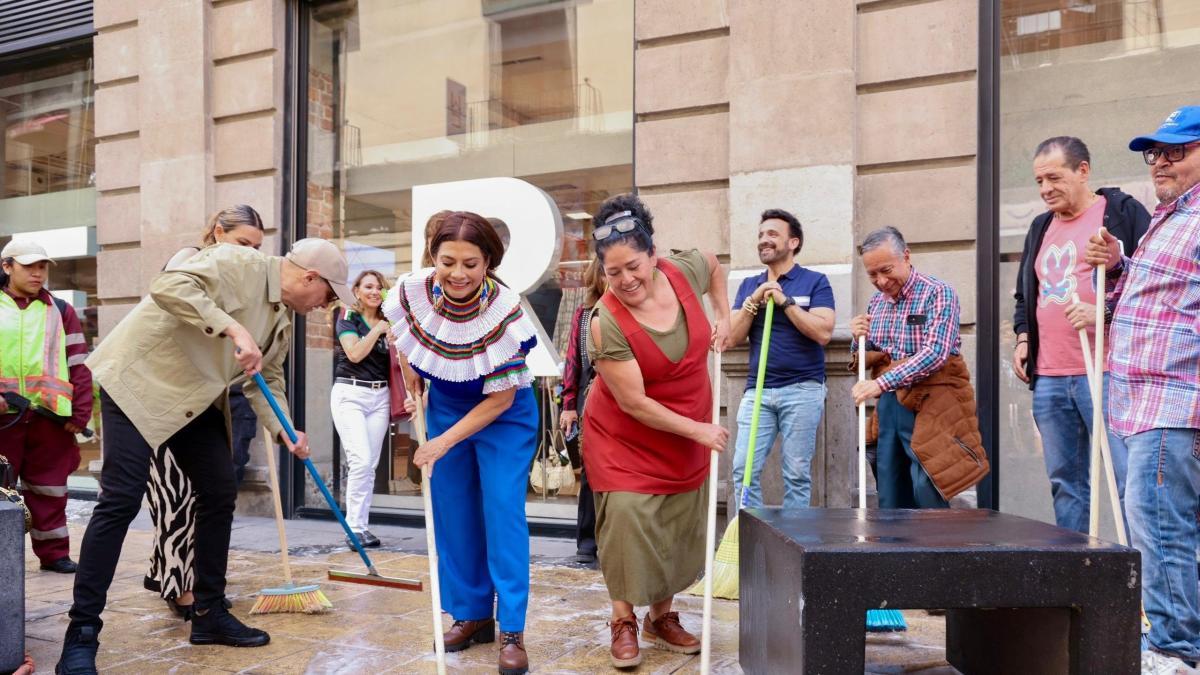 ¡Con todo y escoba! Brugada inicia limpieza del Centro Histórico; van por reactivación comercial