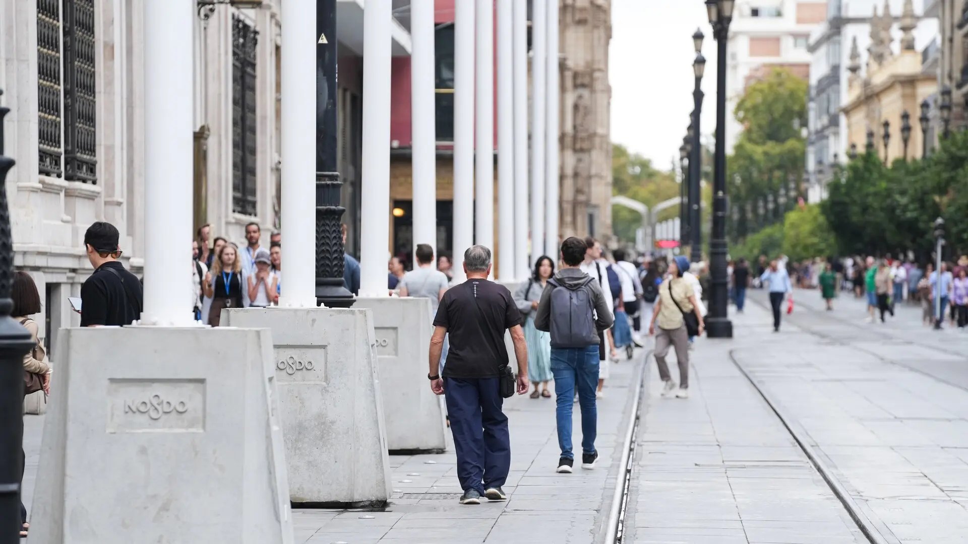 Sevilla vuelve a dejar en el aire la instalación de toldos este verano en la Avenida de la Constitución