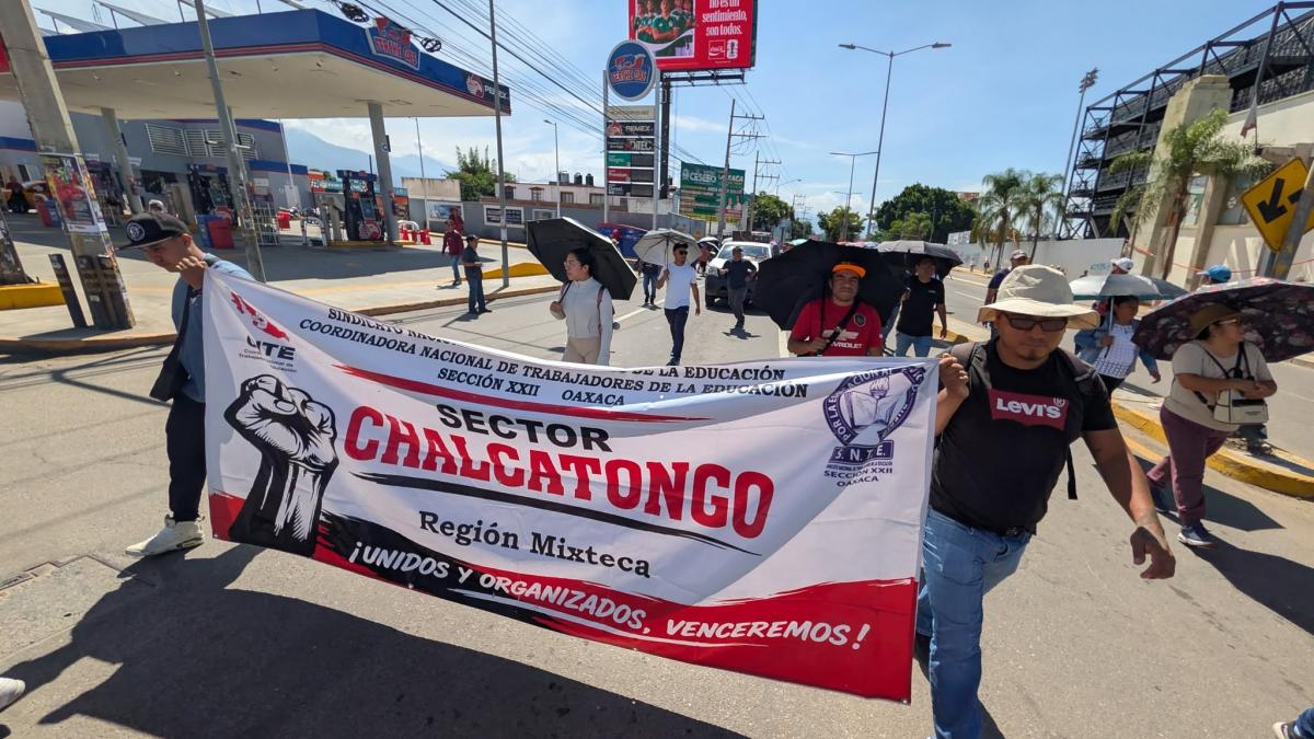 CNTE exige respuestas a su pliego petitorio durante marcha conmemorativa en Oaxaca