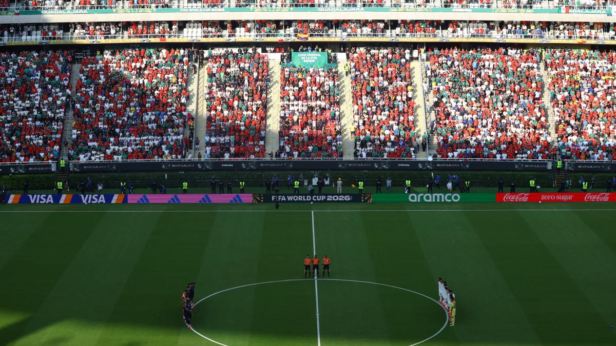 Afición de Guadalajara es criticada por no respetar el minuto de silencio