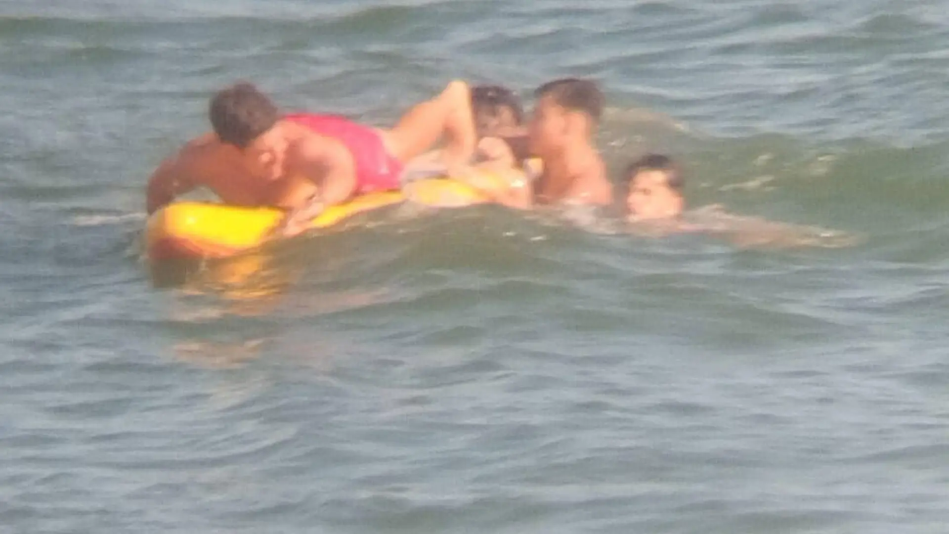 Rescatan a tres menores arrastrados por la corriente y "en grave riesgo" en una playa de Huelva