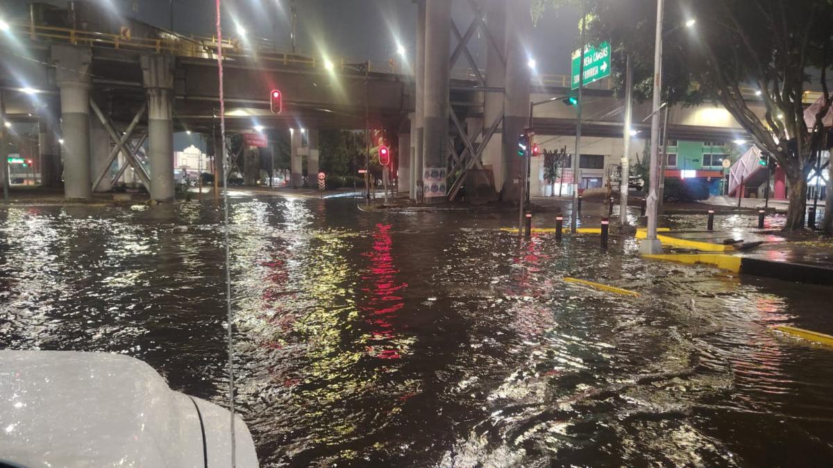 CDMX amanece con fuertes lluvias en diversas alcaldías y bajo Alerta Roja