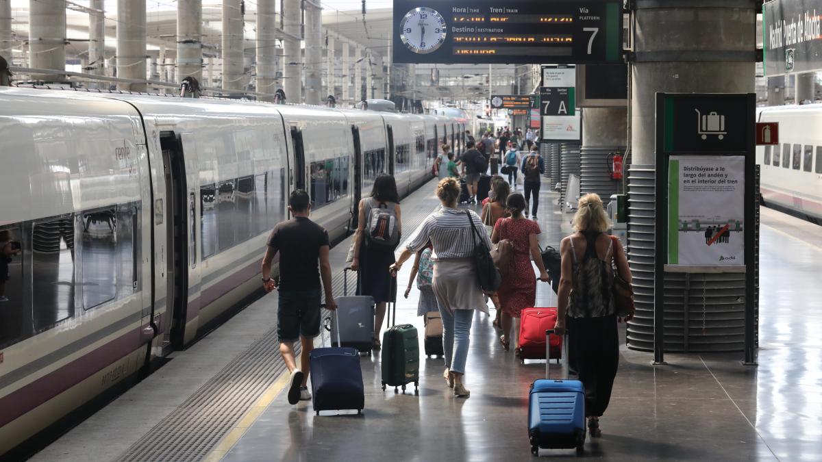 Quién puede beneficiarse, desde cuándo y cómo pedir las ayudas para viajar en tren y autobús