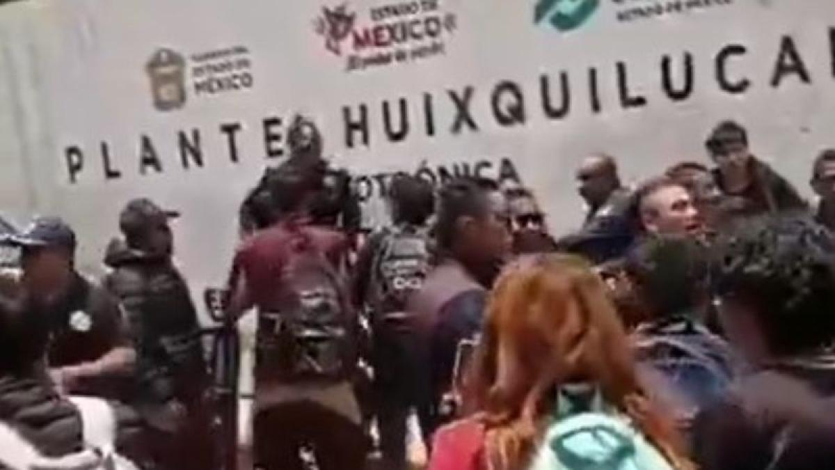 Alumnos del Conalep se enfrentan con policías municipales de Huixquilucan