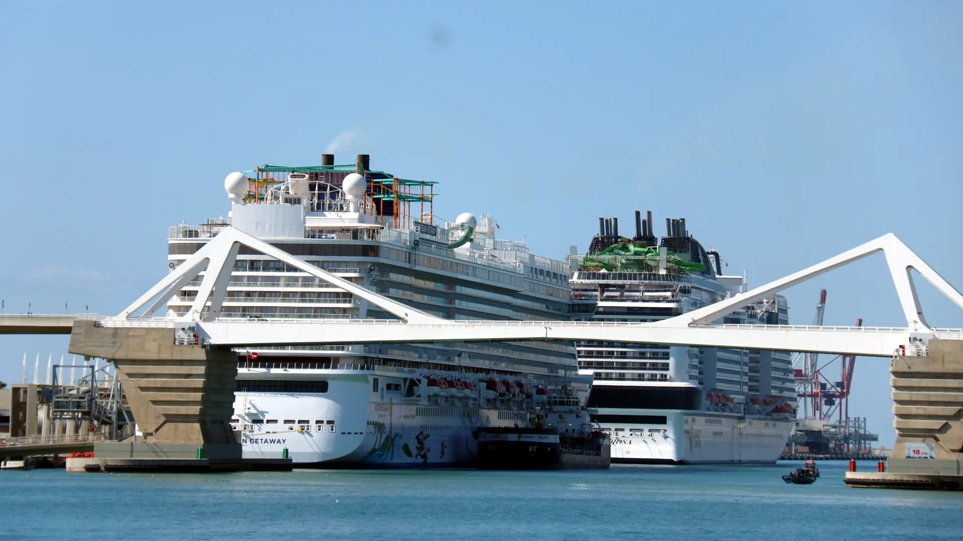 PSC, ERC y Comuns pactan una enmienda para elevar la tasa turística a cruceristas de escala hasta los 30 euros