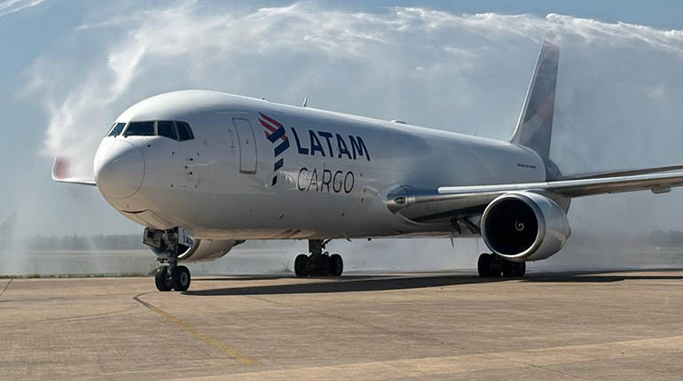 Obras Públicas confirma que una cuarta línea de carga aérea se incorpora a Bolivia