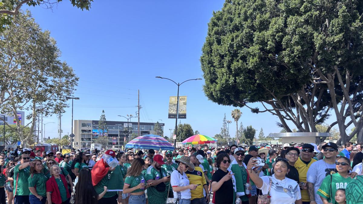 Afición mexicana convierte el Memorial Coliseum en una fiesta durante el México vs Sudáfrica