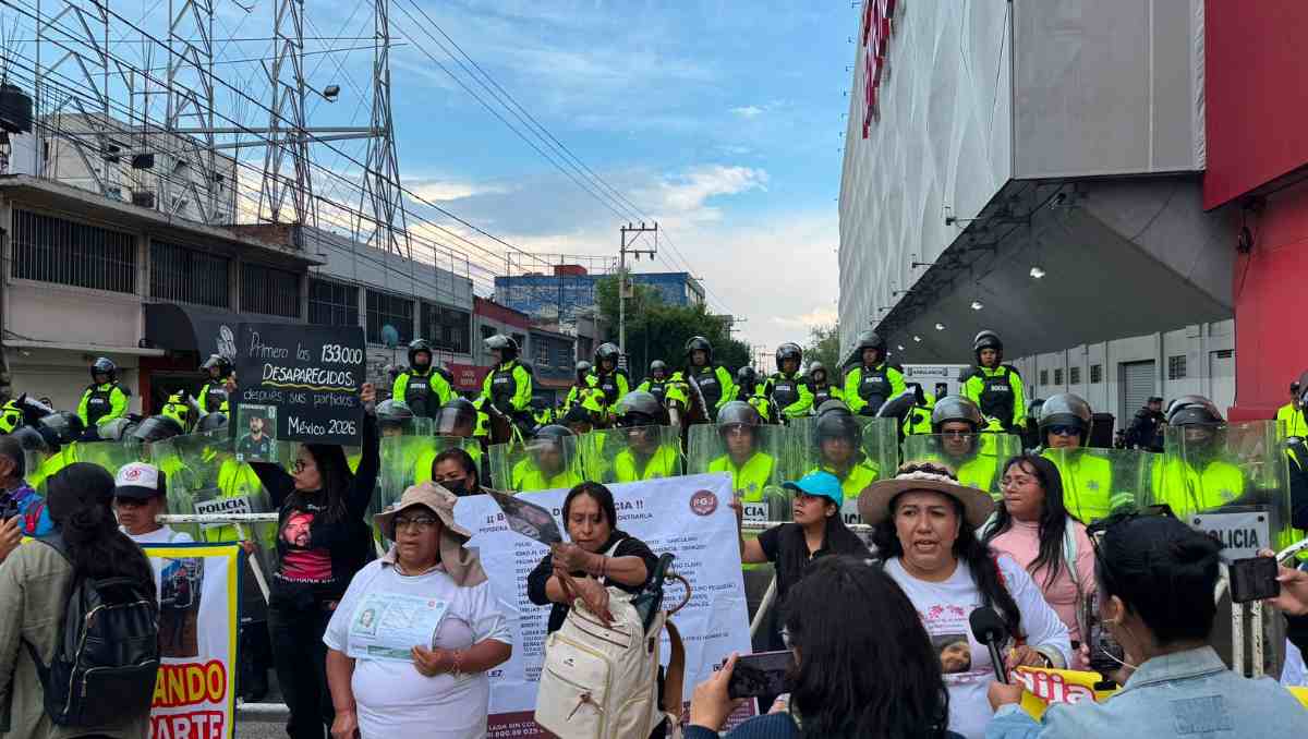 Protestan familiares desaparecidos previo partido México
