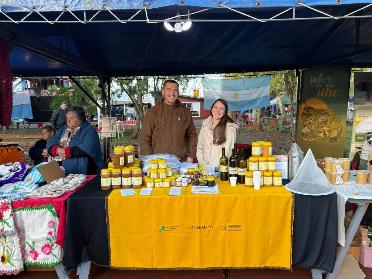 Capioví: la plaza Los Pioneros se tiñó de sabor en la Fiesta de la Meliponicultura