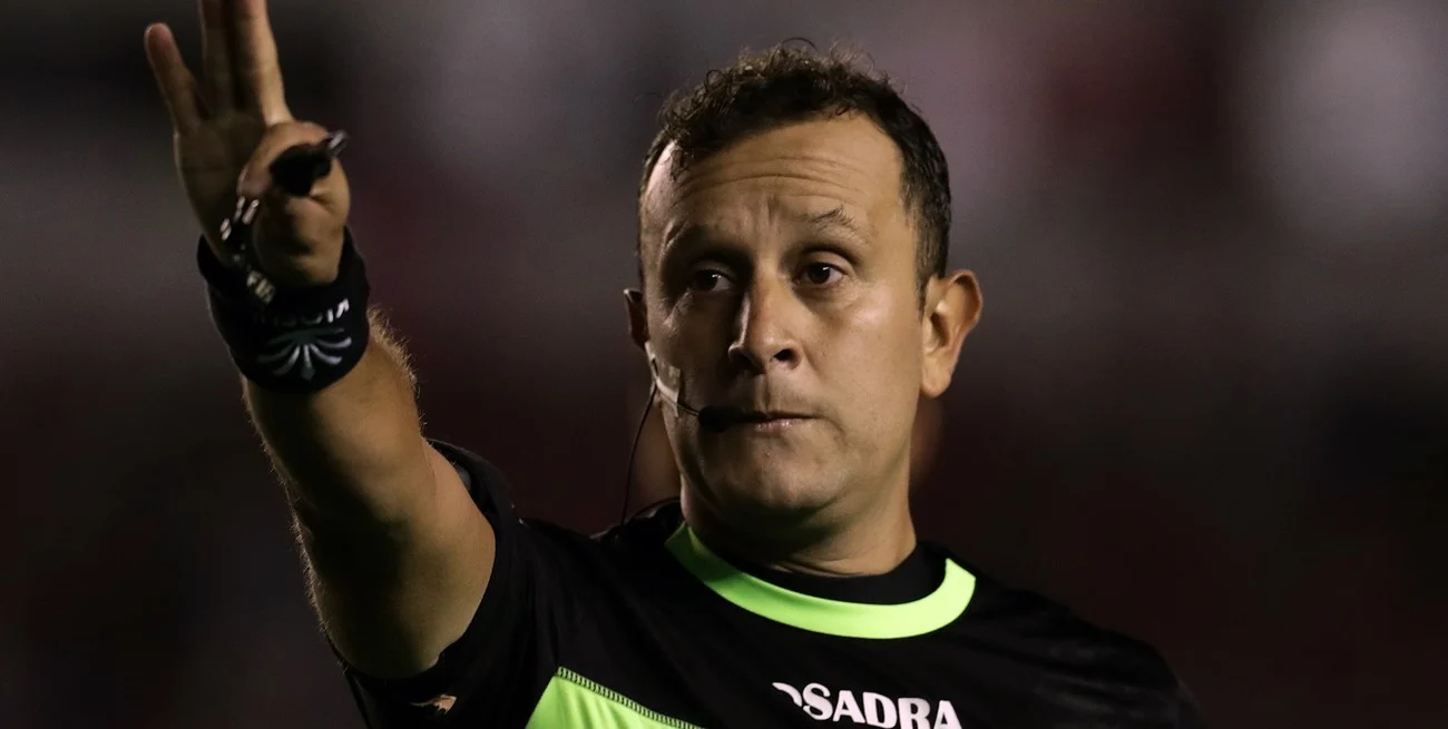 Darío Herrera fue designado para un duelo decisivo del Grupo G