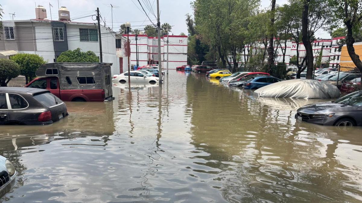Fuertes lluvias dejan bajo el agua estacionamiento de unidad habitacional en Tlanepantla
