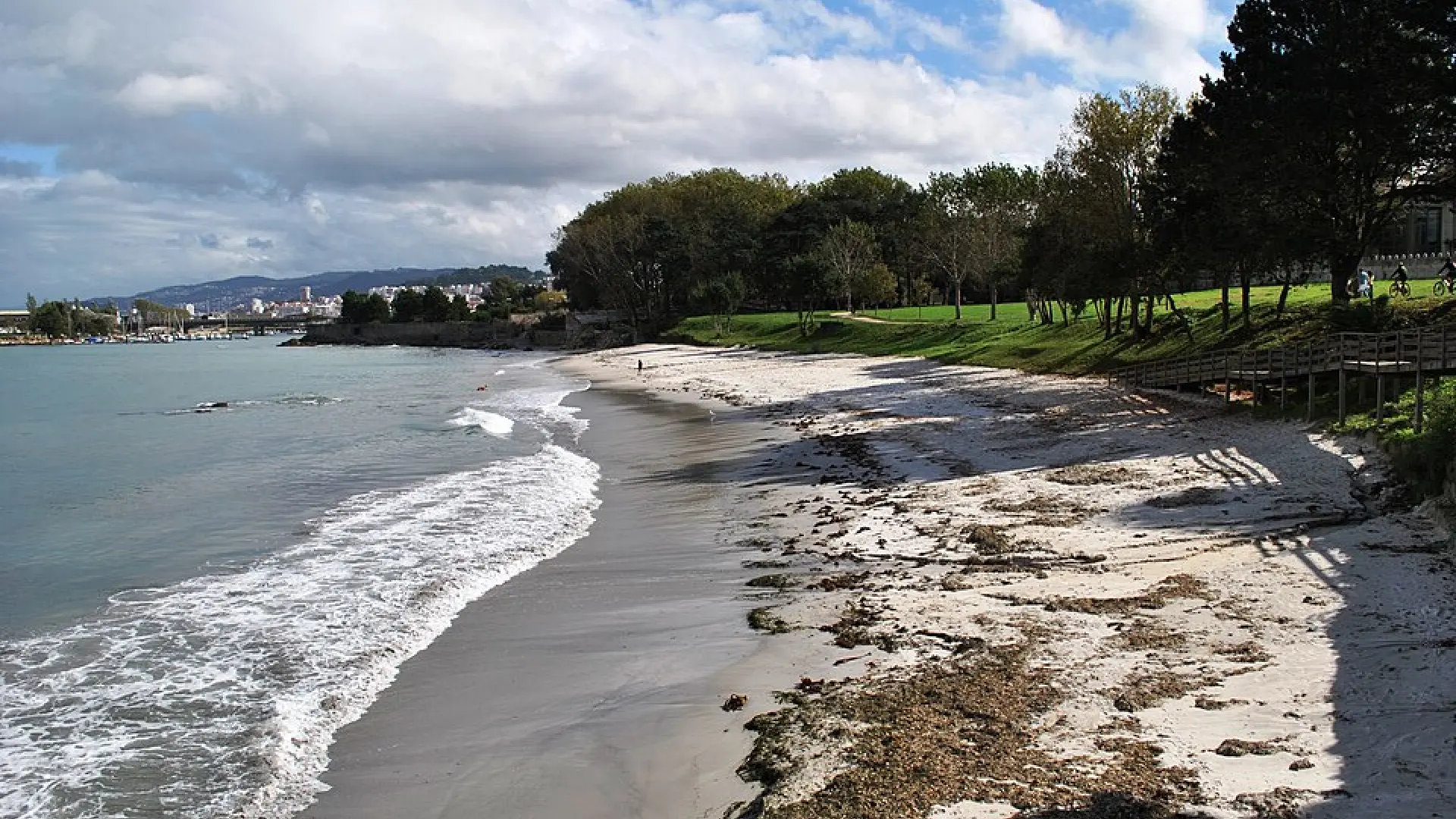 Prohibido el baño en dos playas de Vigo por un vertido de aguas fecales