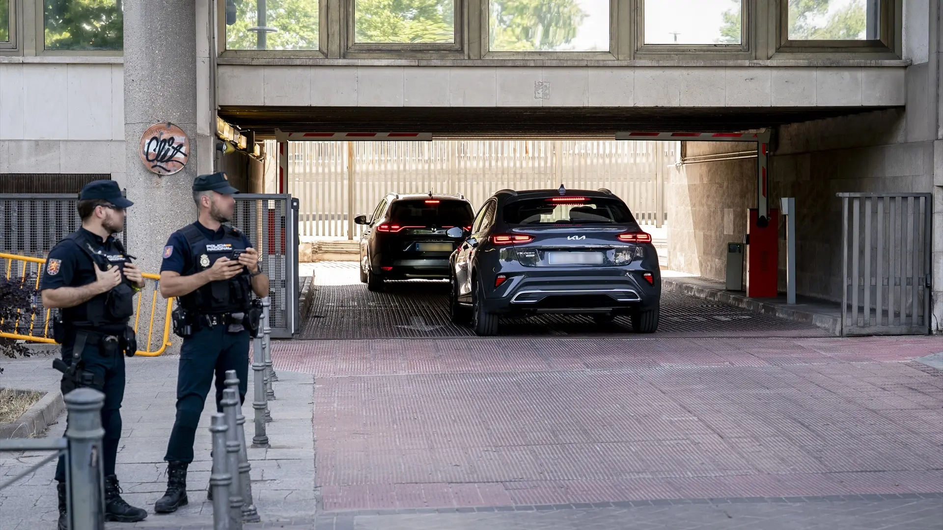 Begoña Gómez entrega su pasaporte en el juzgado tras acordarlo el juez Peinado como medida cautelar