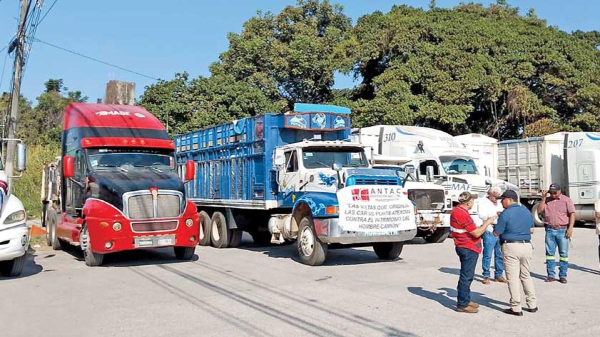 Transportistas frenan su paro de mañana; se comprometen ante Segob a no afectar carreteras