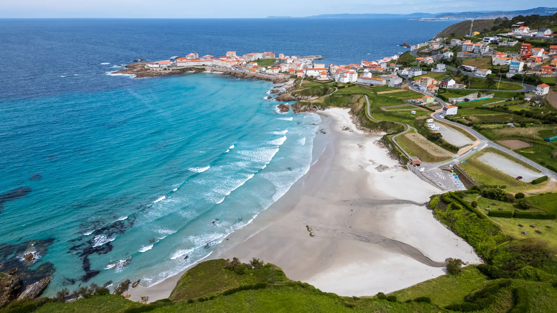 La playa de Galicia perfecta para ver el eclipse del 12 de agosto: vistas despejadas a los pies de un pueblo