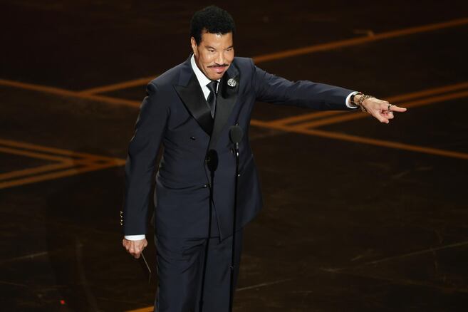 En video: Lionel Richie se descompensó en pleno show antes de ser retirado en ambulancia