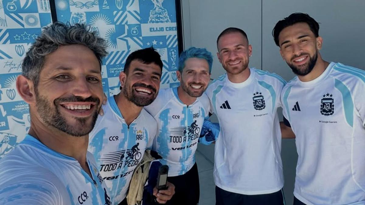 Aficionados argentinos recorren más de 7 mil kilómetros en bicicleta para llegar al Mundial 2026