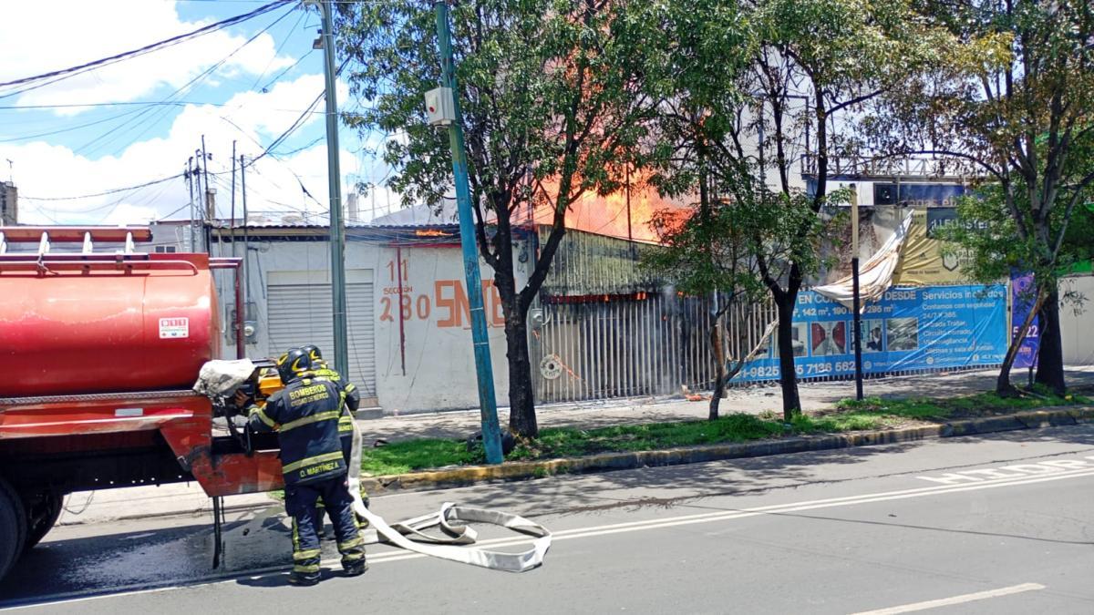 Incendio consume bodega de anuncios en Iztapalapa