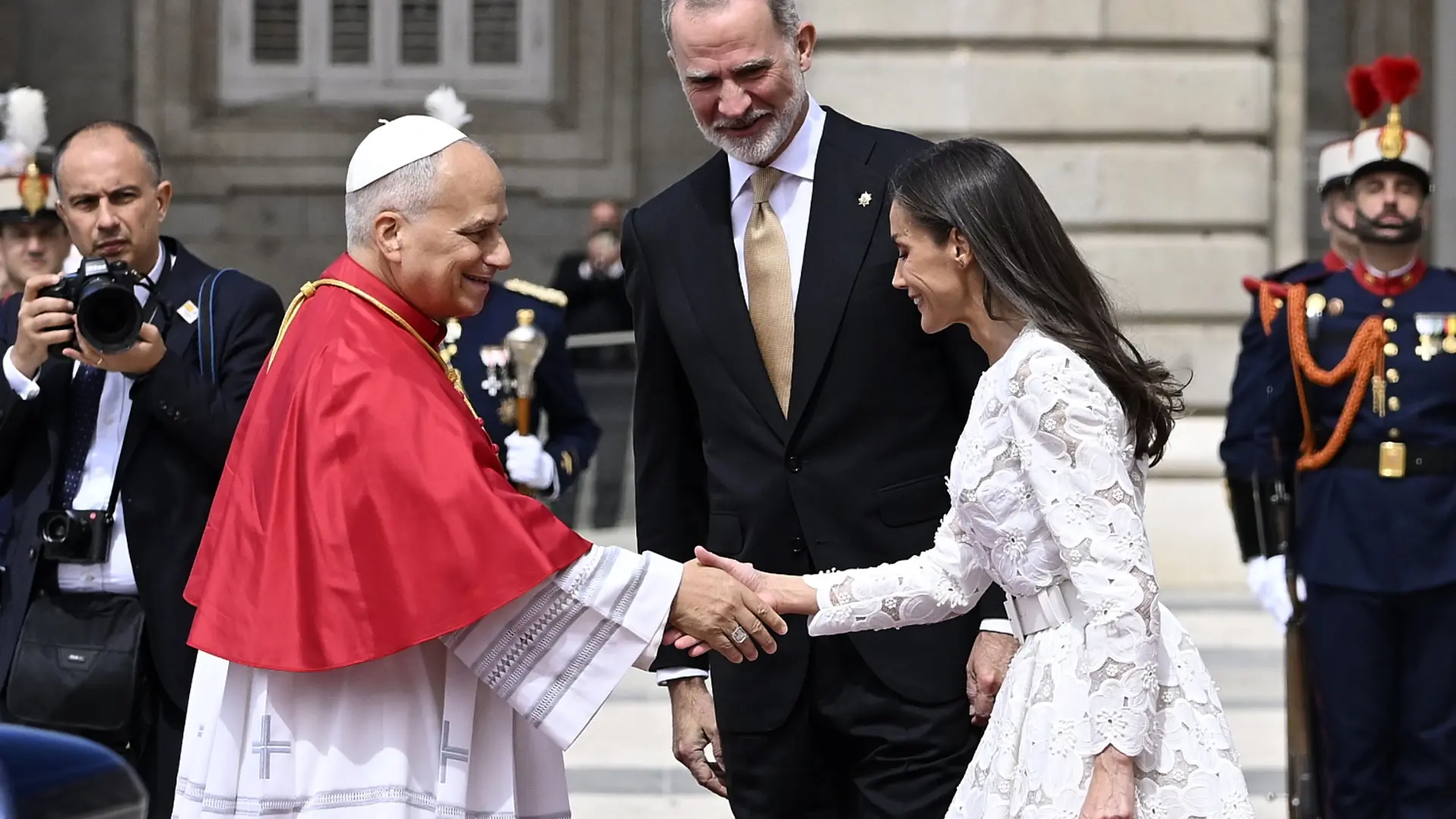 Letizia aprovecha el privilegio de blanco y escoge el vestido de guipur que estrenó en Egipto para recibir al Papa