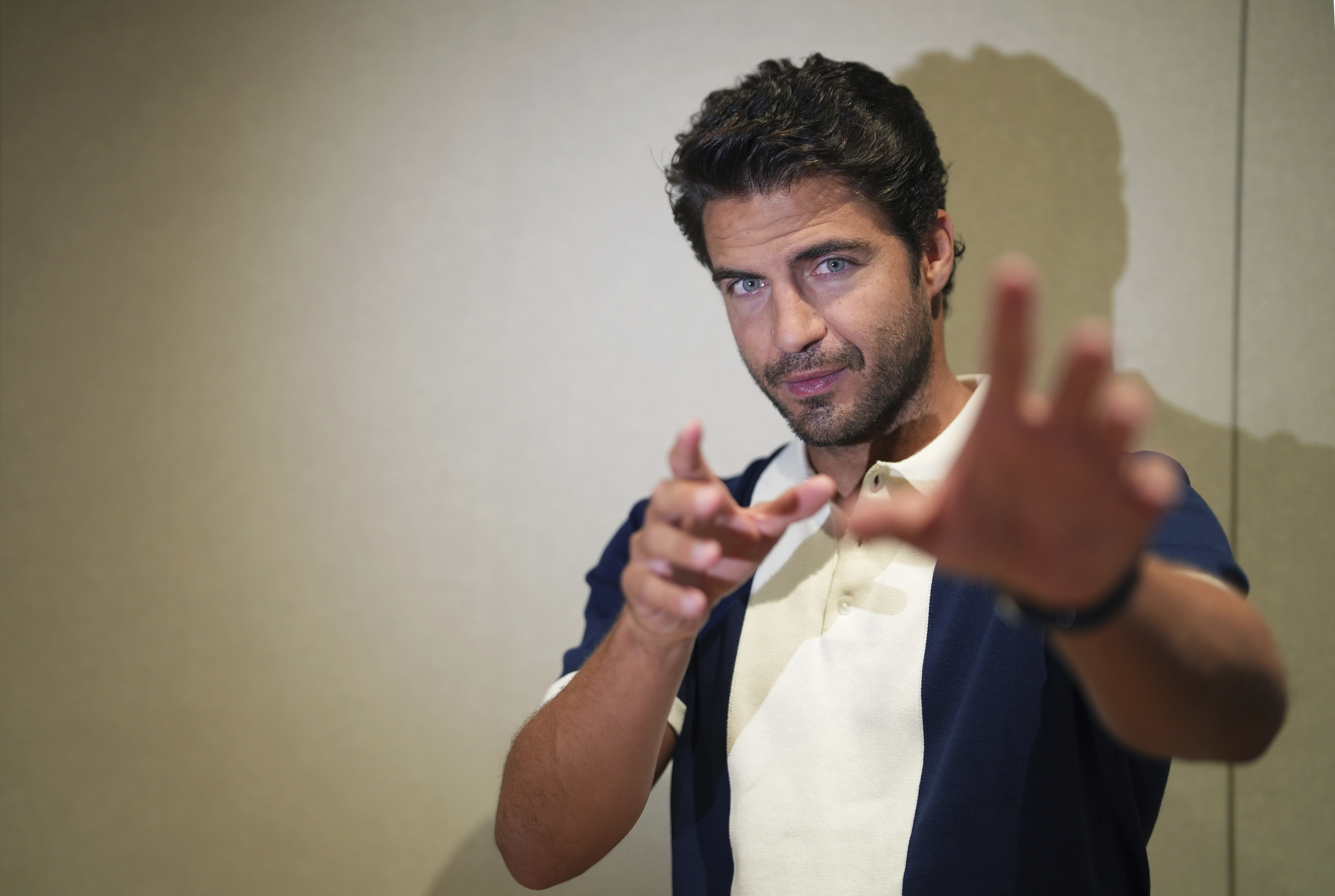 Maxi Iglesias, actor: "Ser guapo me cierra más puertas de las que me abre"