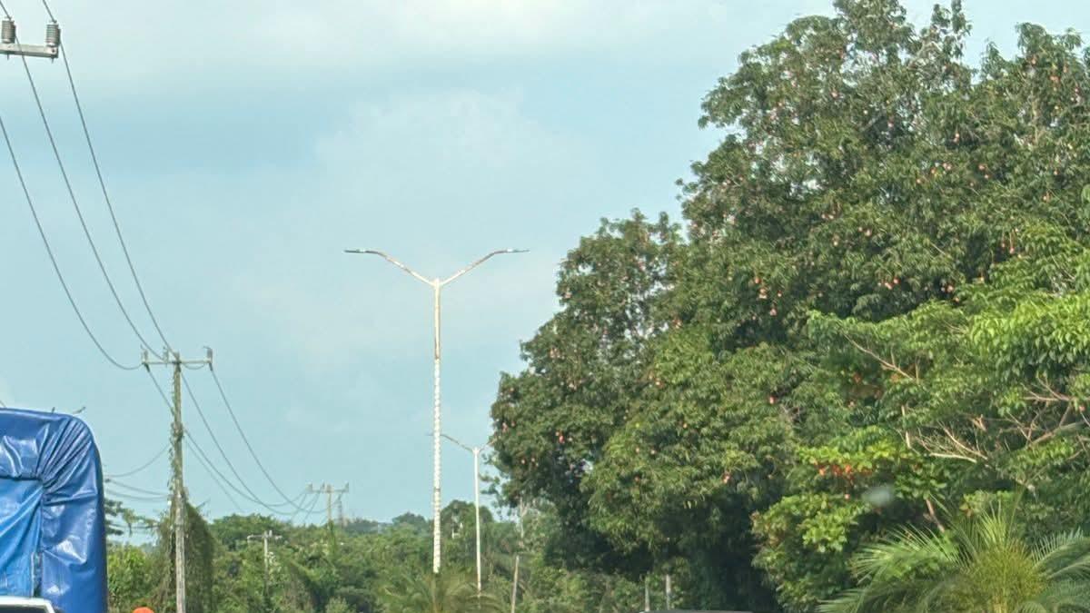Pobladores bloquean carretera por apagones; reportan daños en sus aparatos eléctricos
