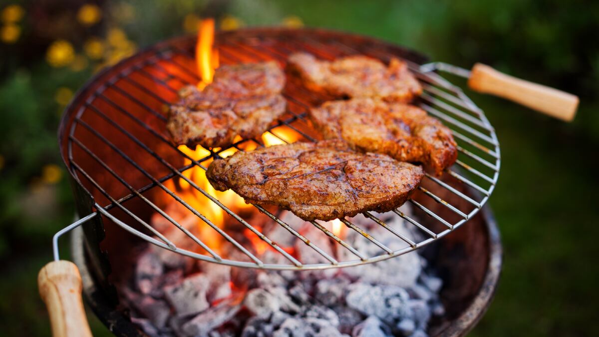 La barbacoa plegable de carbón que cabe en el maletero y arrasa este verano