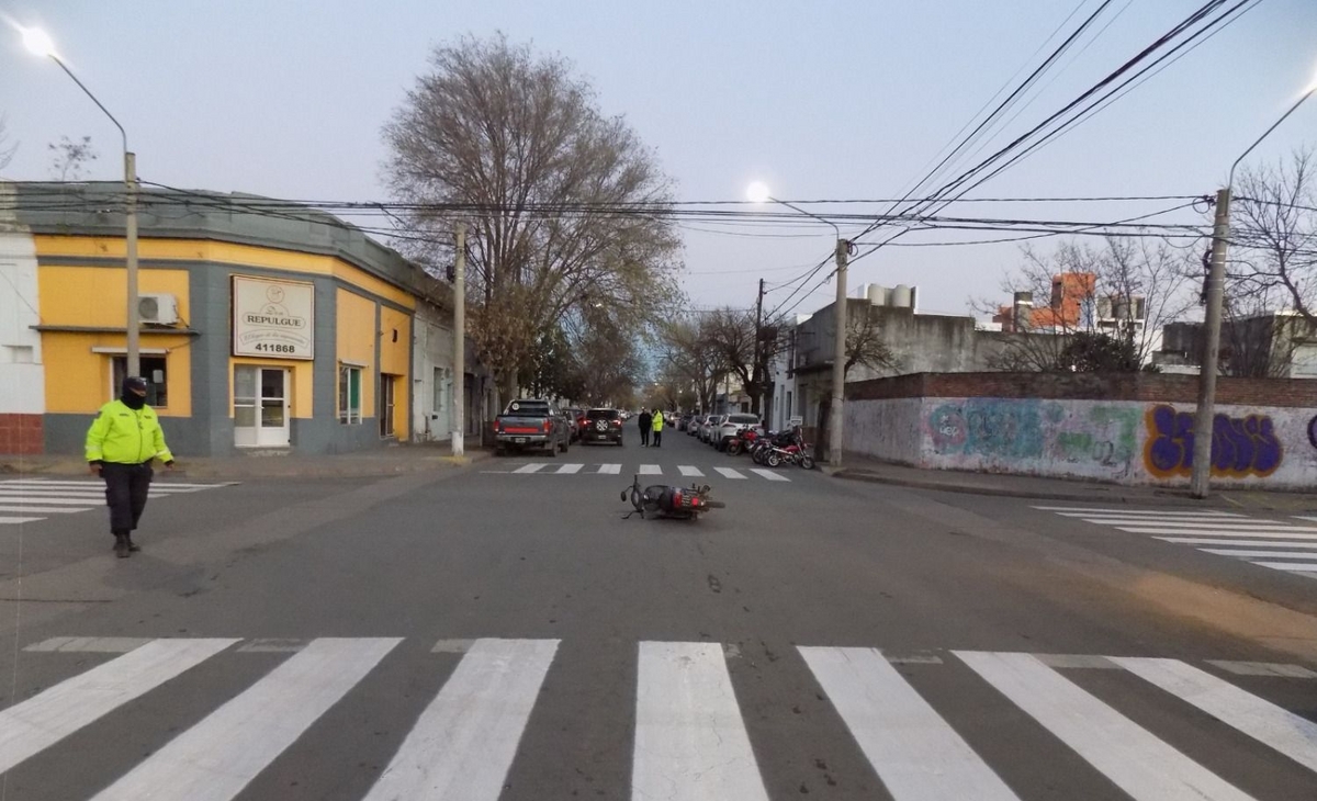 Un motociclista chocó contra un auto y fue trasladado
