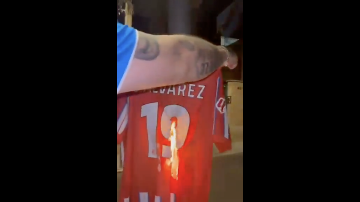 ¡Furia en Madrid! Queman camisetas de Julián Álvarez tras forzar en el Mundial su salida del equipo